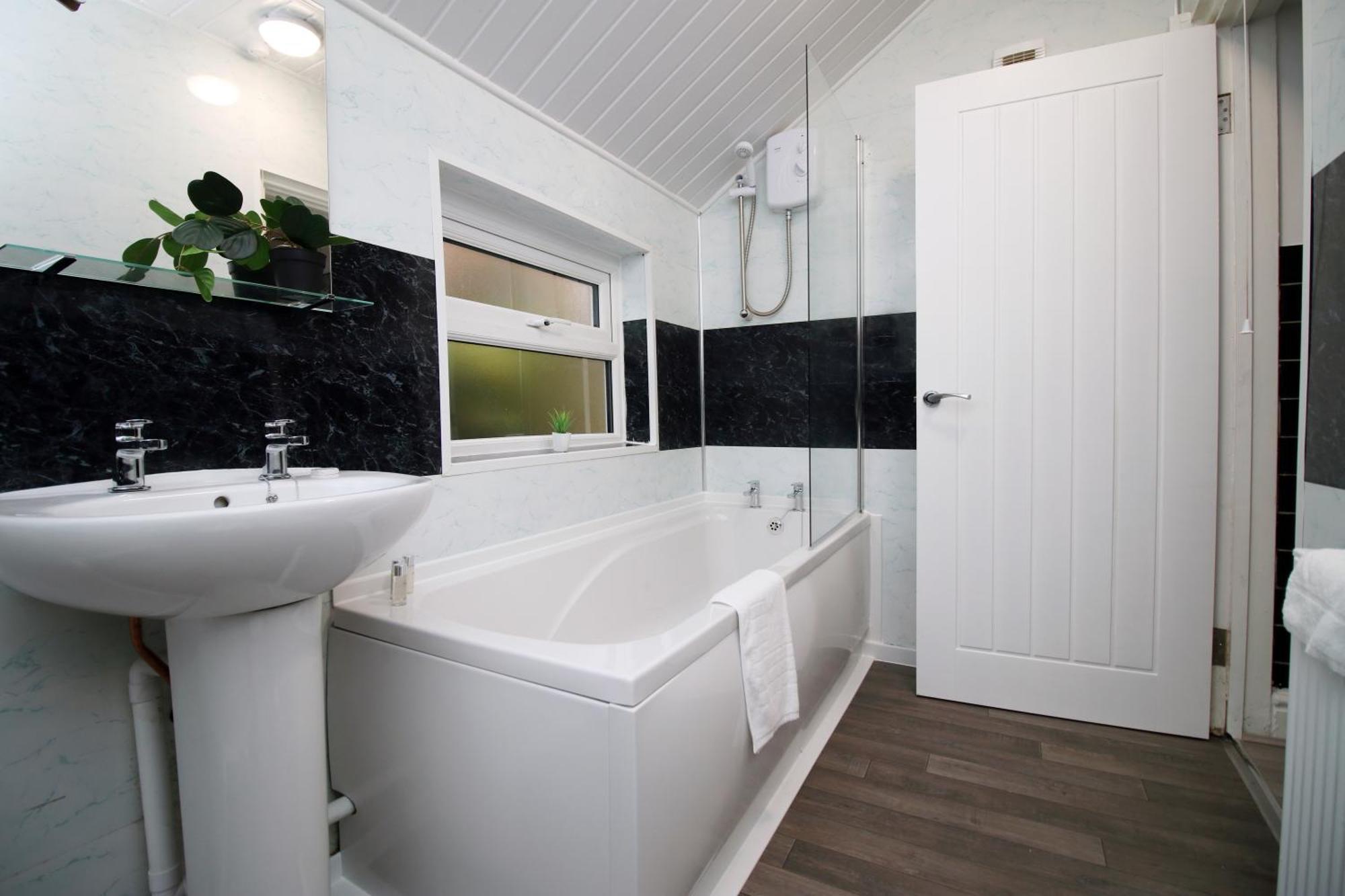 Spacious 4 Bedroom House - Moira Lodge By Ty Sa Cardiff Exteriér fotografie